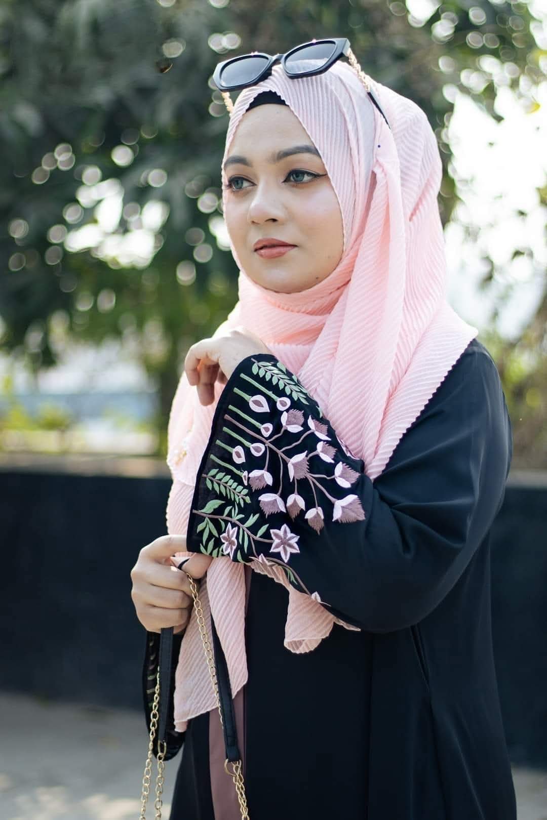 এম্বটারী কাজ করা চেরি বোরকা